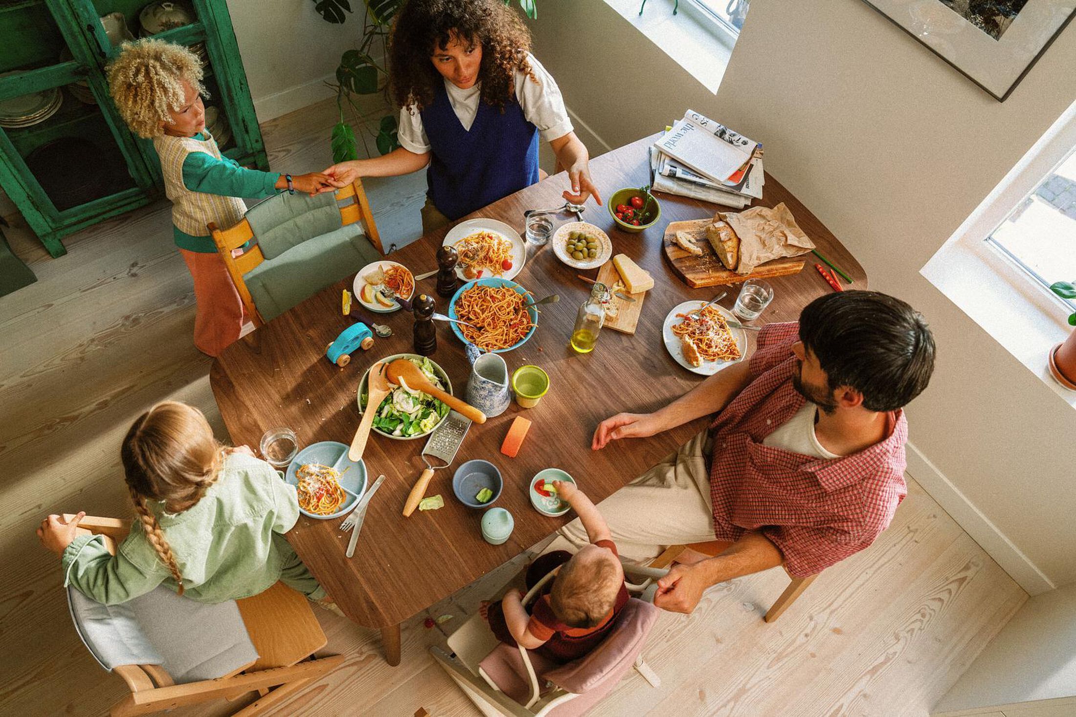 Familie rundt middagsbordet, sett ovenfra